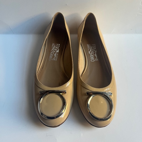 SALVATORE FERRAGAMO Ena Gancini Ring Patent Leather Nude Logo Flats Shoes 7.5 Bl - Picture 1 of 14